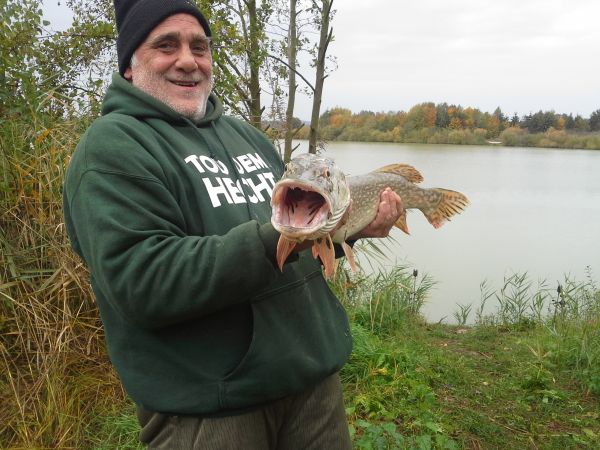 Unser lieber Freund und Stammgast Peter mit einem Hecht aus einem Kiesweiher bei Schwandorf